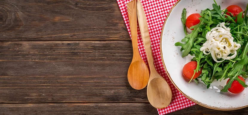 ¿Es saludable comer la cena muy tarde?